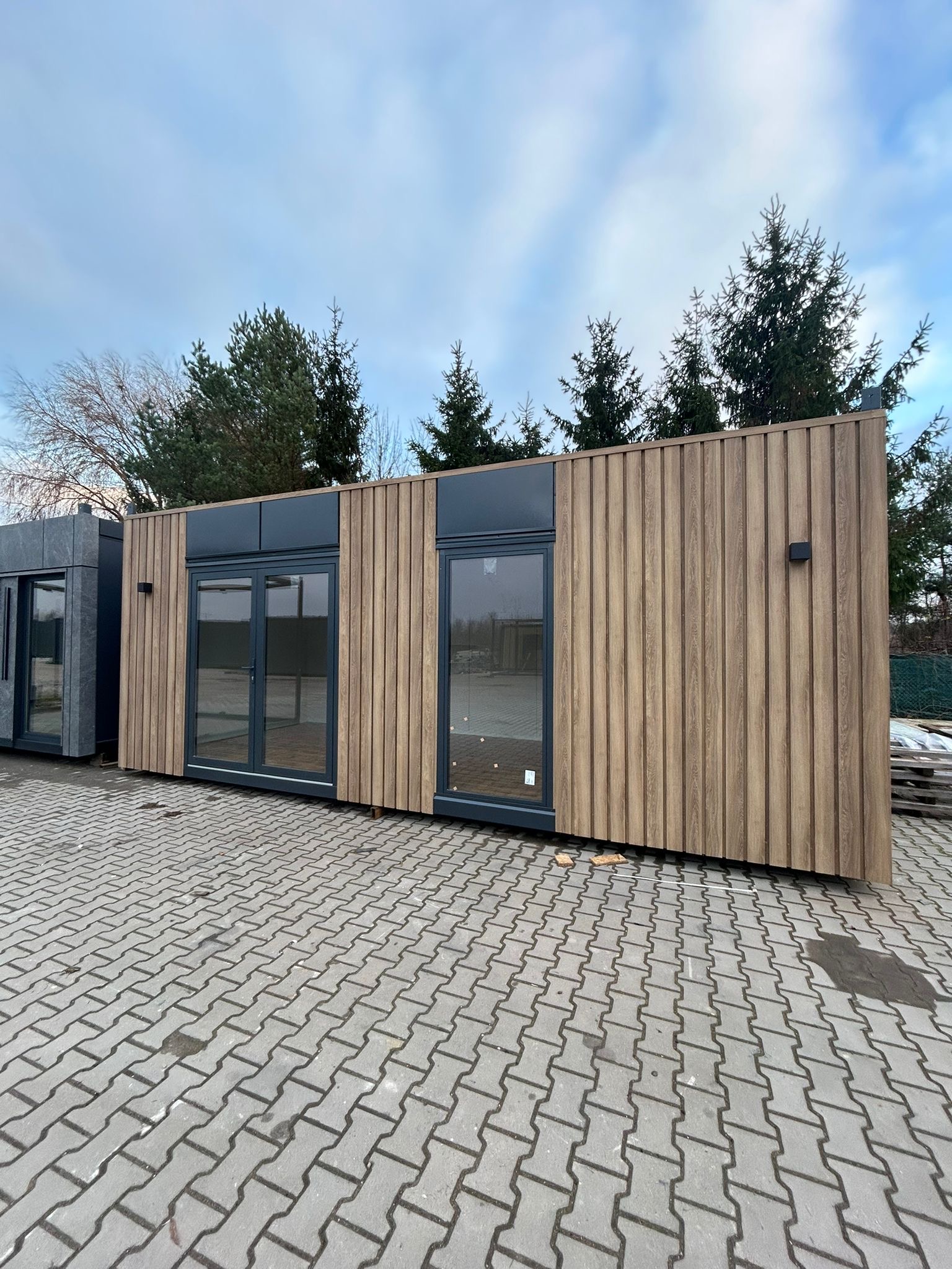 Kontener biurowy z jasną elewacją drewnopodobną